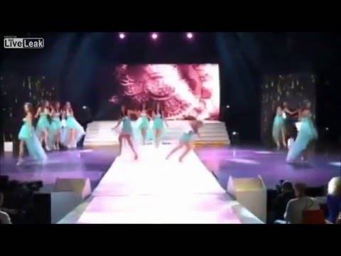 “فيديو”: عارضات أزياء يتعرّضن لموقف محرج جداً…شاهد ماذا حصل؟