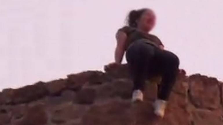 بالفيديو للقلوب القوية امرأة تركية تلقي بنفسها من اعالي مبنى رغم محاولات الشرطة من انقاذها