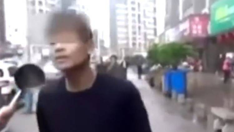 بال‏فيديو‬: شاهد ماذا يحدث عندما تقبل شرطيا في الصين