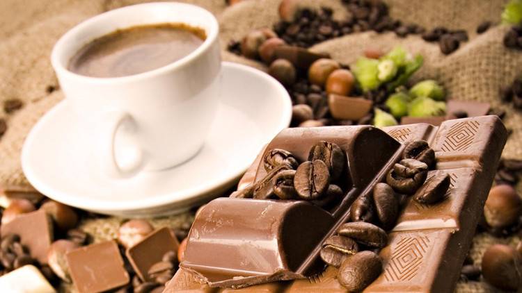العلماء يفكون لغز نكهة القهوة وطعم الشوكولاته