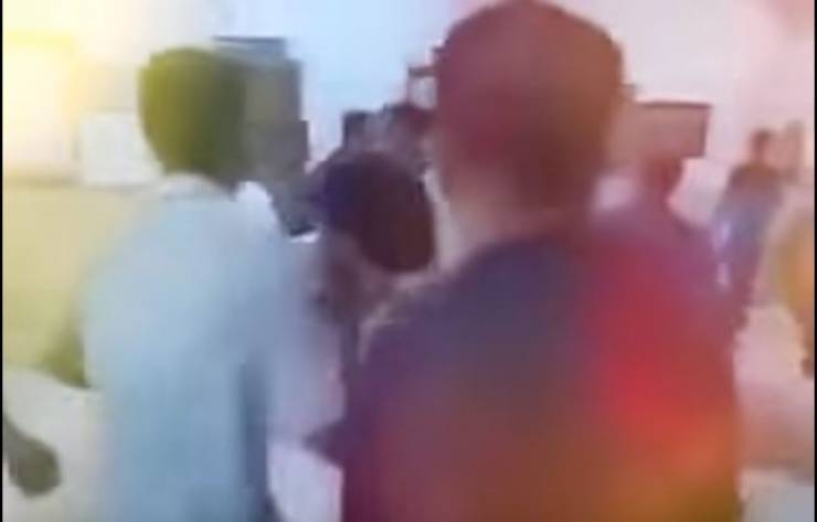 بالفيديو مشاجرة بالأيدي بين عائلتي الأب والأم على اسم المولود