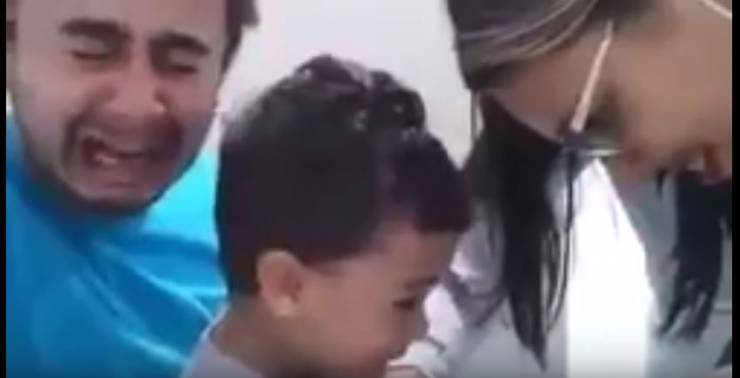 بالفيديو - ردة فعل هستيرية لأب لحظة بكاء طفله بسبب "الابرة"!!