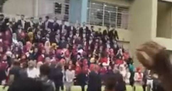بالفيديو: سقوط منصة الطلبة في كلية الصيدلة!
