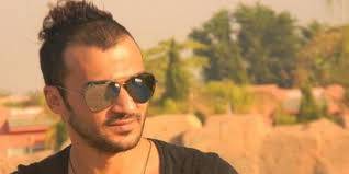بالصور نجم مصري ينشر صور لزوجته مع رجل ويتهمها بالزنا