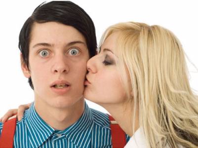 لماذا تحب النساء الرجل الخجول؟