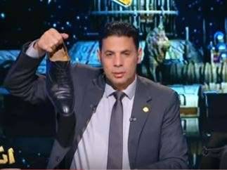 حساسين يرفع حذاءه على الهواء ردًا على ميسي: «لفقراء الأرجنتين»