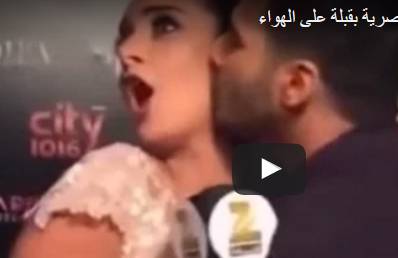 بالفيديو.. ممثل يفاجئ مذيعة بقبلة ساخنة على الهواء!