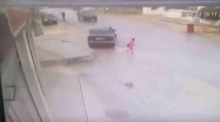 بالفيديو:  أب يضحي بحياته لإنقاذ طفلته من الموت في الاردن