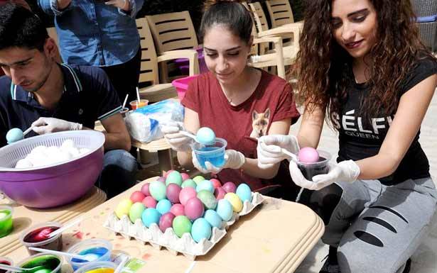 طلاب «الإنجيليّة» يزينون البيض بمناسبة العيد