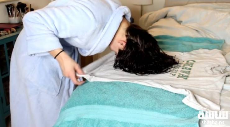 فيديو: تلف شعرها في قميص كل ليلة لتحل أكبر مشكلة تعاني منها النساء!
