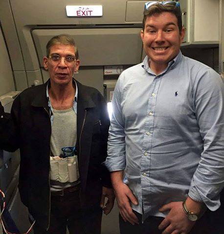 من هو صاحب هذه الصورة؟ ولماذا إلتقطها مع خاطف الطائرة؟