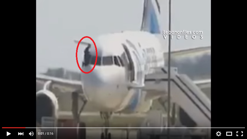 بالفيديو: هكذا هرب قائد الطائرة المصرية من النافذة!