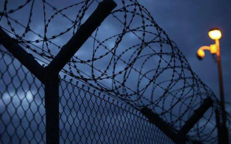 بالفيديو..تموت خنقاً بين قضبان سور معدني