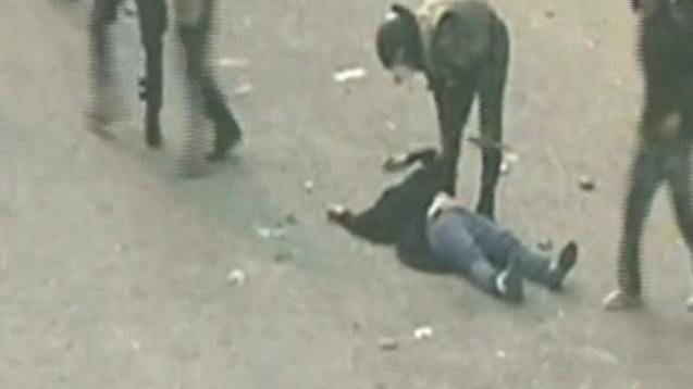بالفيديو 14 شابا يضربون فتاة بوحشية