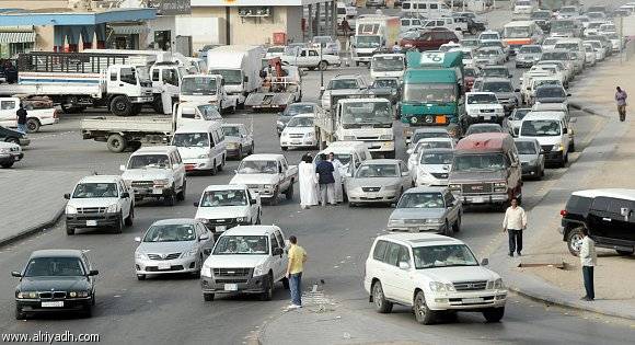 بالفيديو.. سائق شاحنة مجنون لن تصدق كيف اقفل الطريق على سيارة ازعجته