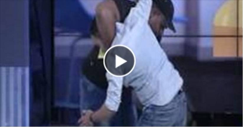 بالفيديو: شاهد‬ ماذا فعل مصارع بمذيع على الهواء بعد أن حاول استفزازه