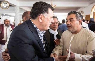 رئيس حكومة الوفاق الليبية يؤدي صلاة الجمعة في مسجد وسط طرابلس