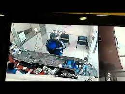 بالفيديو -  في المتن- أشهر السلاح في وجهها بهدف السرقة.. لكنها نجت من الموت!