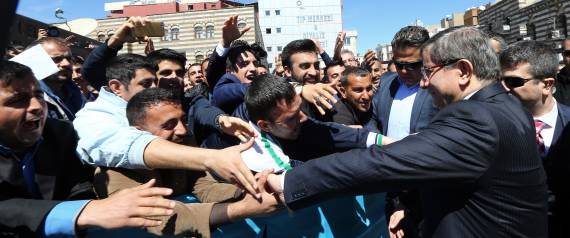 "لسنا خائفين ولن يخيفونا".. أوغلو يرد على تفجيرات استهدفت ديار بكر التركية