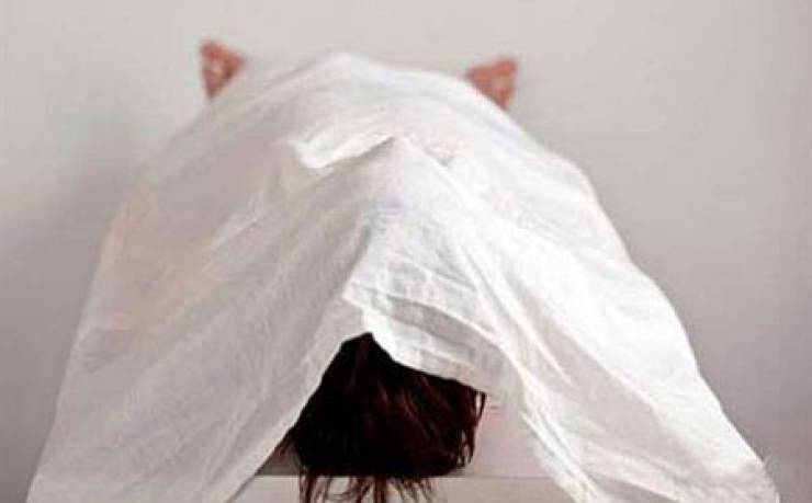 ام تجد ابنتها متوفيه بالحمام وفى يدها الهاتف المحمول والسبب غير متوقع