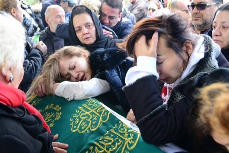 صور| نجوم تركيا يبكون زميلتهم التي قتلت بوحشية!!