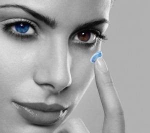 أضرار العدسات اللاصقة ستتفاجئون منها