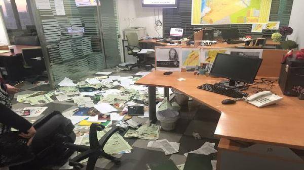بالفيديو - اقتحام مكتب "الشرق الاوسط" في بيروت  بسبب العلم اللبناني
