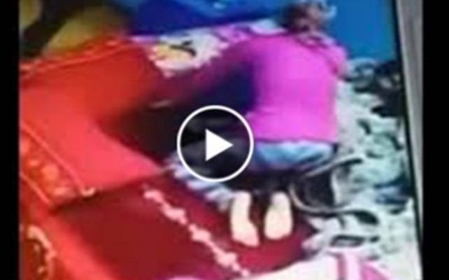 بالفيديو: شاهد ماذا فعلت خادمة بطفل كانت نائمه بجواره على السرير!