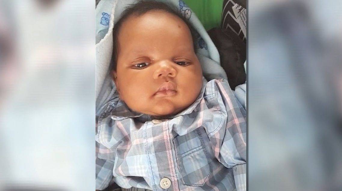 سيدة تختطف طفلاً من أمه أثناء انشغالها باتصال هاتفي