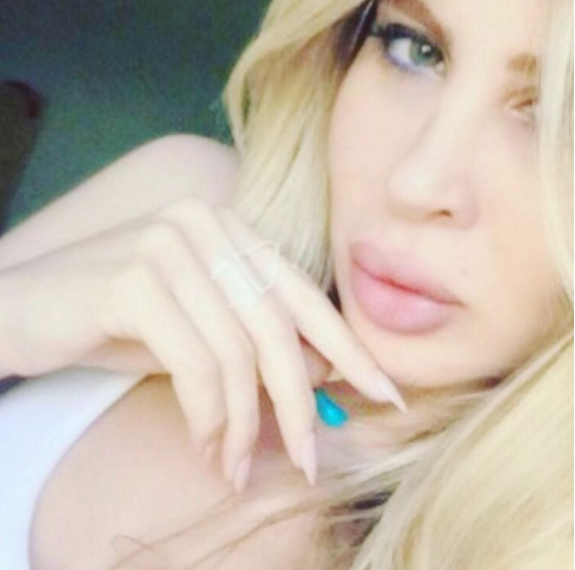 بالصور - جديد شاشاتنا: برنامج يعرض أفلاماً إباحية لفنانات ويكشف الفضائح!