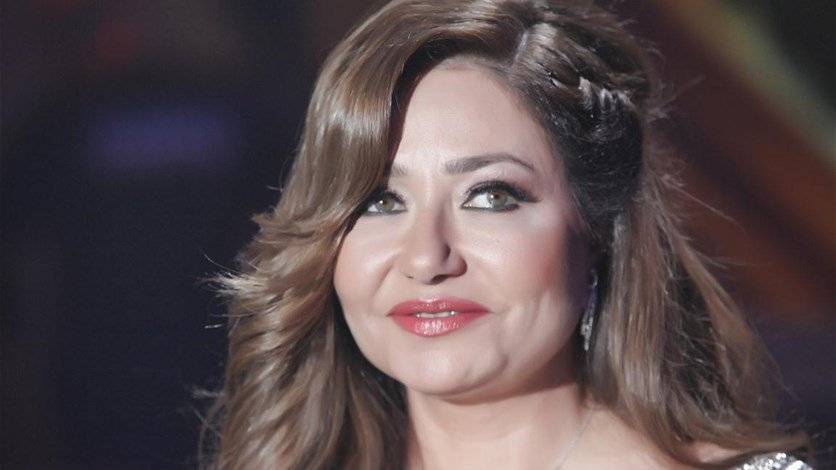 بالصورة - ليلى علوي تتحوّل إلى "باربي" في صورةٍ لا يصدّقها عقل!