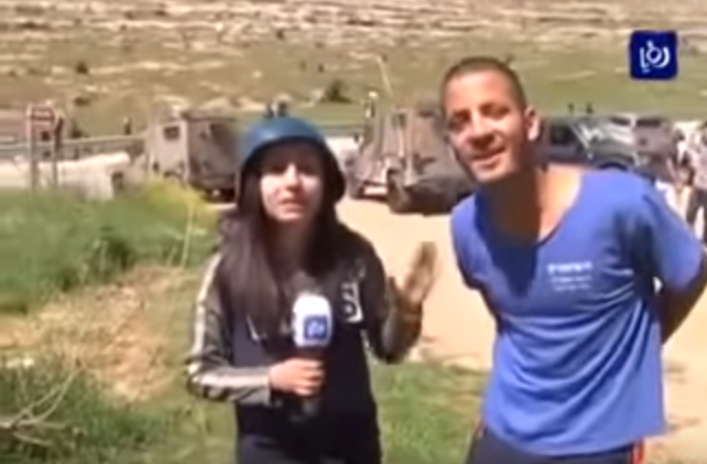 هكذا ردت مذيعة فلسطينية على مستوطن اسرائيلي حاول التحرش بها . فيديو|