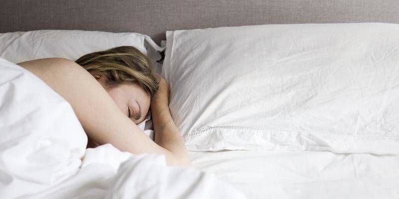 الخبراء يشرحون لكم لماذا عليكم ألا تناموا بملابسكم الداخلية