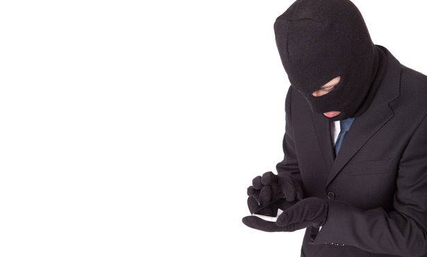 سرقة بقيمة 15 آلاف دولار.. والأجهزة الأمنية تحقق
