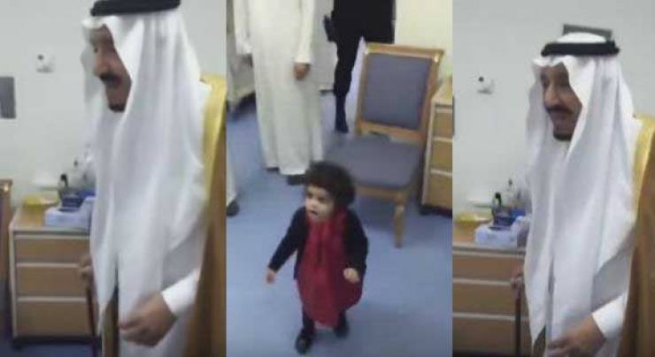 فيديو| بساطة الملك سلمان وهو يلاعب طفلة صغيرة