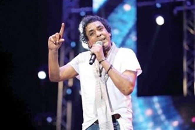 محمد منير يهددّ الفتيات!