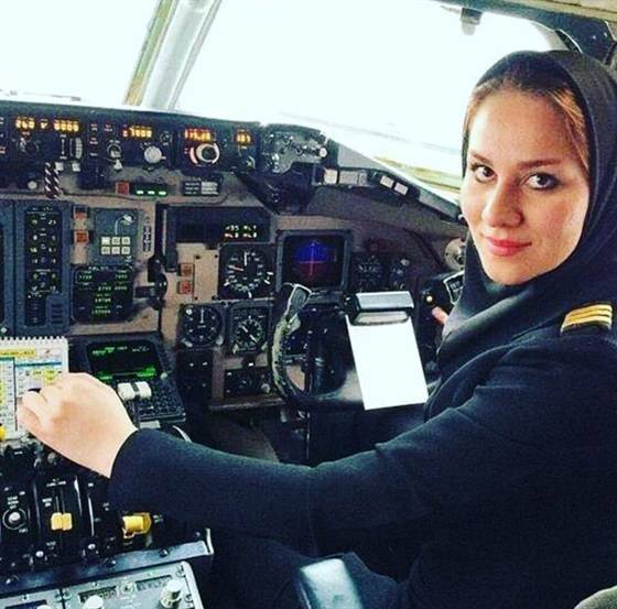 بالصور.. هاجر عسكري أصغر إيرانية تقود طائرة مدنية