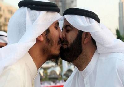 قبلة تثير أزمةً بين المعارضة والحكومة في الكويت