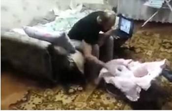بالفيديو.. رد فعل قطة أثناء تظاهر رجل بضرب طفله أمامها