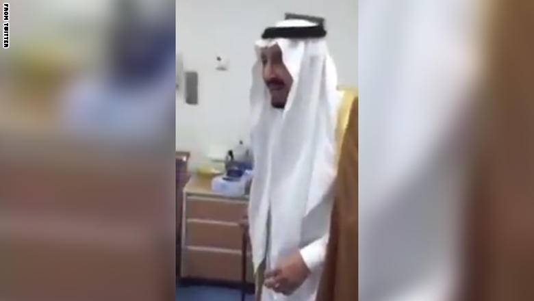 انتشار واسع لمقطع فيديو للملك سلمان وهو يداعب طفلة في المستشفى