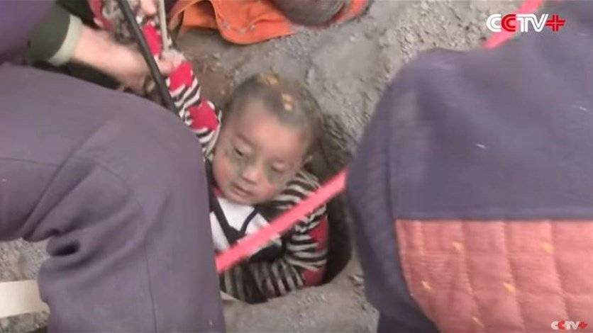 بالفيديو: انقاذ طفل من بئر عميق