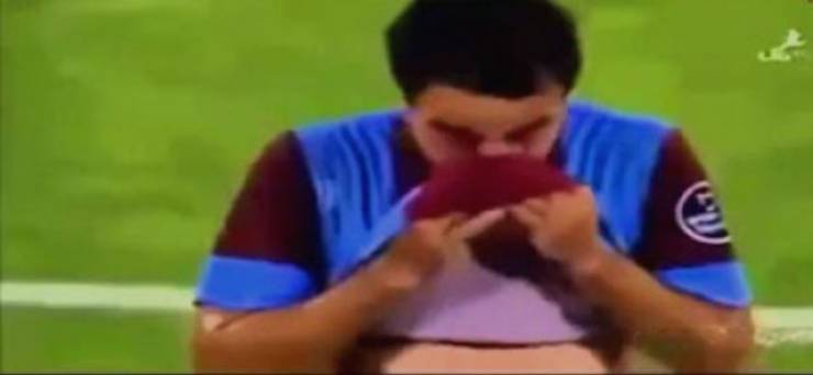 فيديو: لاعب يبكي ويطلب التغيير والسبب لا يصدق!!