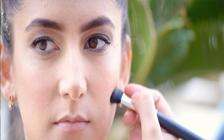 أخطاء تجميلية تظهرك أكبر سناً.. احذريها!