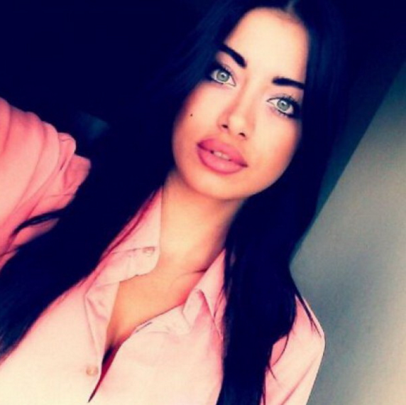 بالصور - احزروا ابنة أي نجم هذه الفتاة الجميلة؟