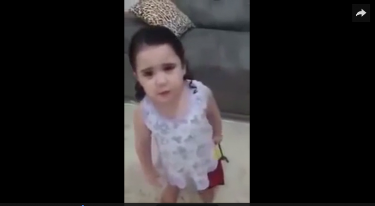 بالفيديو: طفلة تريد الهرب من منزلها لتبحث عن زوج ... والسبب أبكى وأضحك أمها