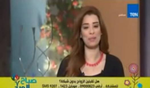 بالفيديو.. مذيعة تتلقى عرضا للزواج على الهواء