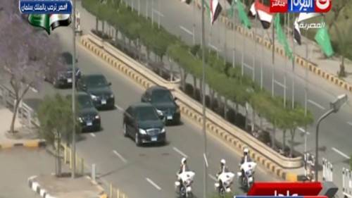 بالفيديو موكب من اكثر من 60 سيارة للملك السعودي في مصر