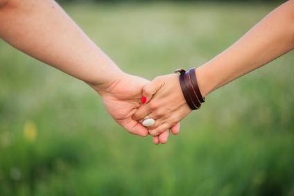 شكل أصابعه يكشف معاملته المستقبلية لكِ