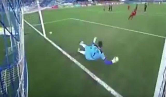 بالفيديو .. أتعس حظ لأغرب ضربة جزاء قد تراها في حياتك