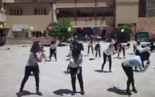 طالبات مصريات يرقصن على أنغام “إنت معلم” داخل المدرسة . “فيديو”